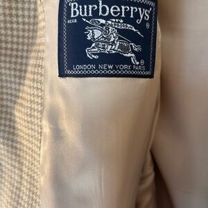 Burberrys Beige Houndstooth Blazer